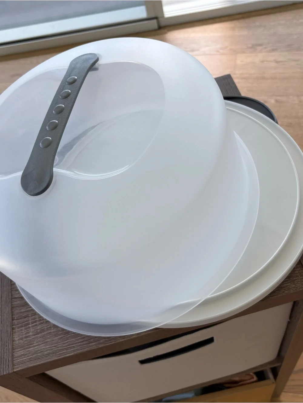 Sterilite Semi Transparent Cake Carrier with Gray Handle